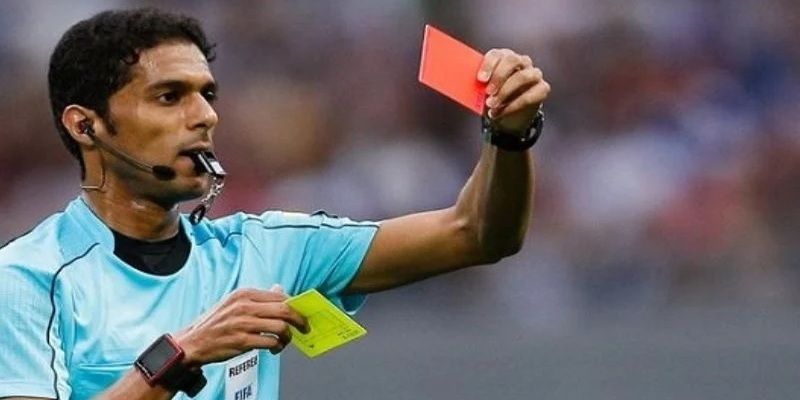 Thẻ vàng và thẻ đỏ được trọng tài sử dụng để xử phạt các hành vi phạm lỗi